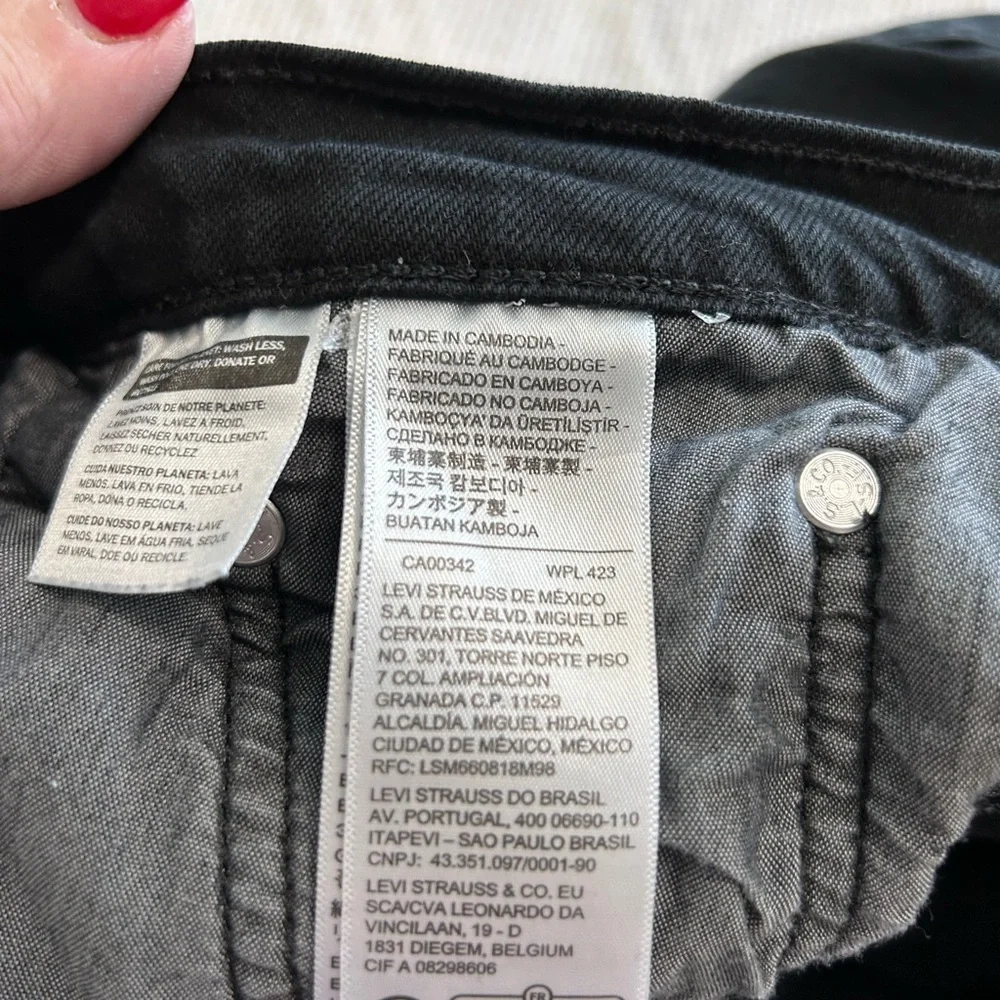 Levi Strauss & Co Women’s Button Fly Black Jeans

Size 8 - Picture 4 of 9